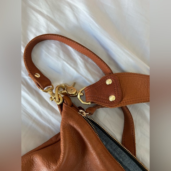 Clare V. Moyen Messenger - Picture 3 of 9